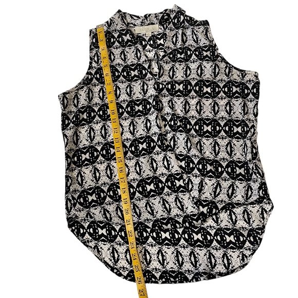 Olive & Oak Sleeveless, V-Neck, Black And White, High Low Blouse Size S - Picture 5 of 8